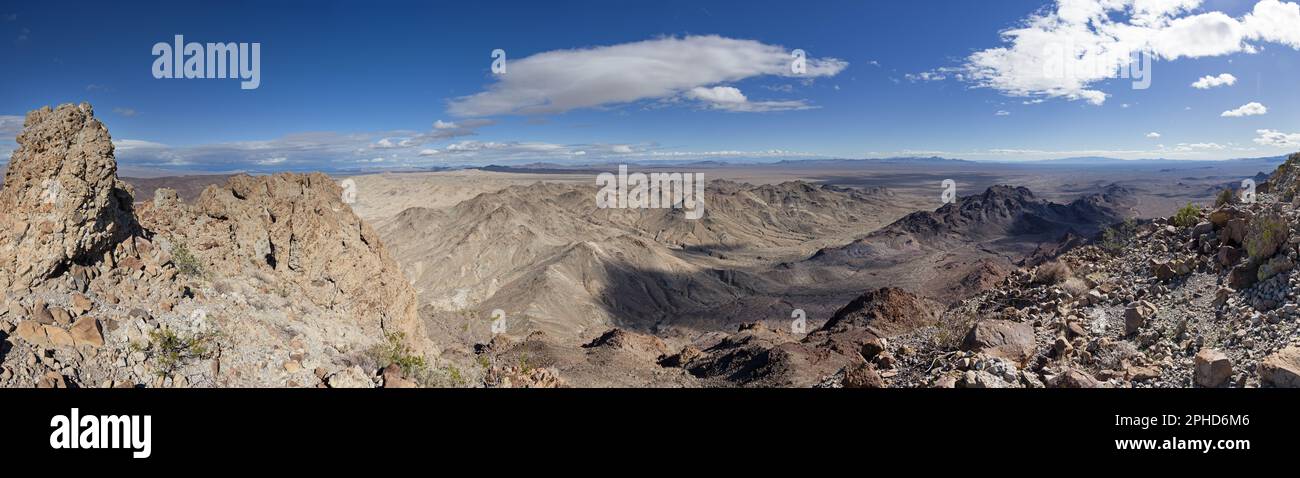 panorama depuis les montagnes Stepladder dans le désert de Mojave en Californie, vers l'est Banque D'Images