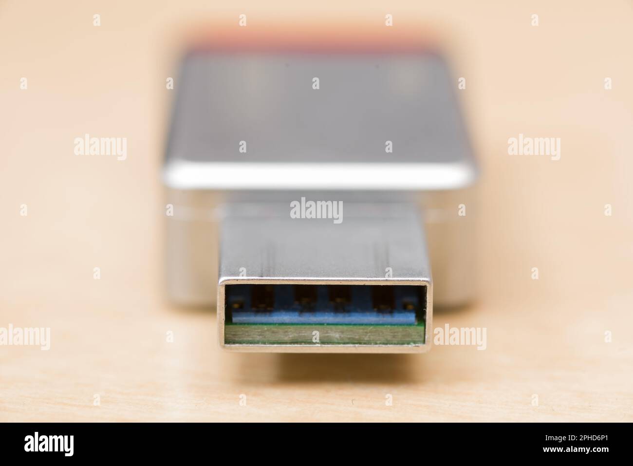 Mise au point sélective sur l'extrémité d'une clé USB métallique avec faible profondeur de champ Banque D'Images