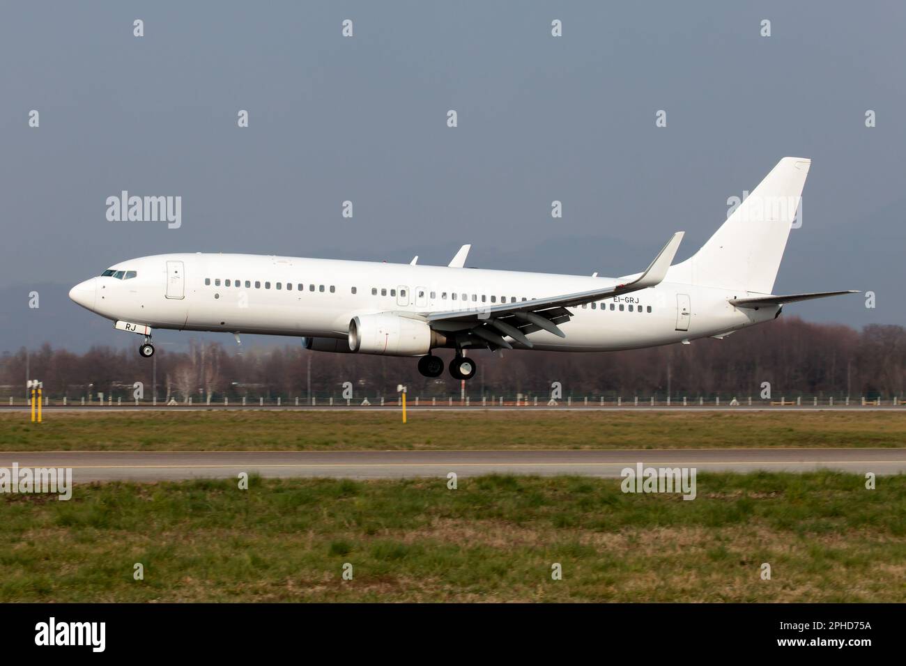 Bergame, Italie. 04th mars 2023. Un Boeing 737-800 de Neos débarquant à l'aéroport de Milan Bergame Orio al Serio. Neos est une compagnie aérienne italienne. C'est une filiale d'Alpitour. Elle exploite une flotte de Boeing 737 Next Generation, 737 MAX et Boeing 787 vers plus de 73 destinations nationales, européennes et intercontinentales. Crédit : SOPA Images Limited/Alamy Live News Banque D'Images