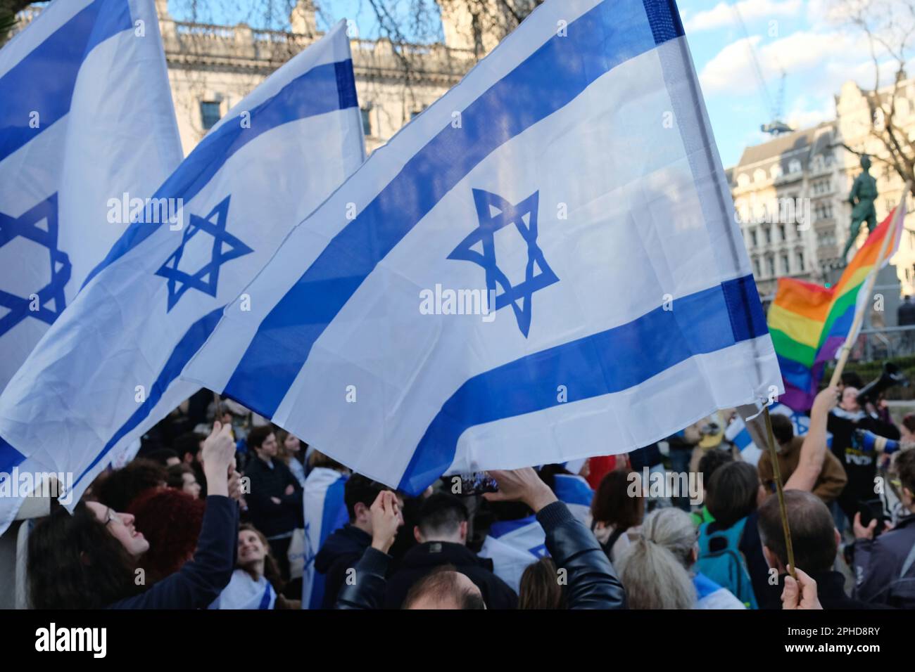 Londres, Royaume-Uni. 27th mars 2023. Les Britanniques et les Israéliens ont manifesté d'urgence en réponse à la démission du ministre de la Défense Yoav Gallant, qui s'est opposé aux plans de réforme judiciaire. Des milliers de personnes sont descendues dans les rues d'Israël après l'annonce de la nouvelle, dont des centaines à Londres dimanche soir. Cette refonte changerait la façon dont les juges sont choisis et donnerait au Parlement israélien (Knesset) le pouvoir de renverser les décisions de la Cour suprême. Crédit : onzième heure Photographie/Alamy Live News Banque D'Images