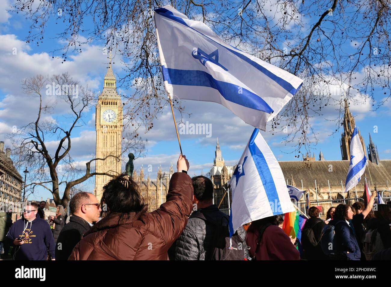 Londres, Royaume-Uni. 27th mars 2023. Les Britanniques et les Israéliens ont manifesté d'urgence en réponse à la démission du ministre de la Défense Yoav Gallant, qui s'est opposé aux plans de réforme judiciaire. Des milliers de personnes sont descendues dans les rues d'Israël après l'annonce de la nouvelle, dont des centaines à Londres dimanche soir. Cette refonte changerait la façon dont les juges sont choisis et donnerait au Parlement israélien (Knesset) le pouvoir de renverser les décisions de la Cour suprême. Crédit : onzième heure Photographie/Alamy Live News Banque D'Images