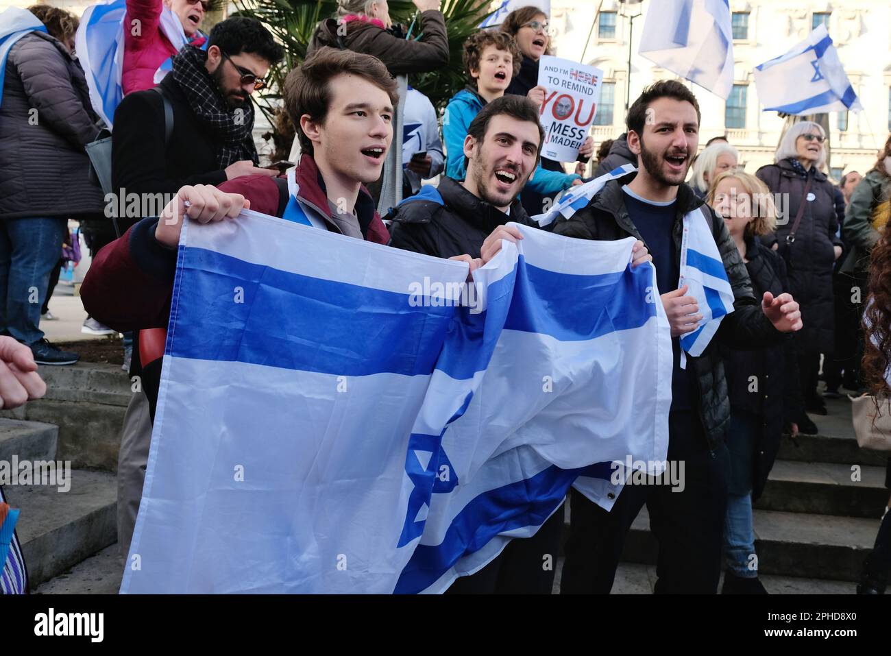 Londres, Royaume-Uni. 27th mars 2023. Les Britanniques et les Israéliens ont manifesté d'urgence en réponse à la démission du ministre de la Défense Yoav Gallant, qui s'est opposé aux plans de réforme judiciaire. Des milliers de personnes sont descendues dans les rues d'Israël après l'annonce de la nouvelle, dont des centaines à Londres dimanche soir. Cette refonte changerait la façon dont les juges sont choisis et donnerait au Parlement israélien (Knesset) le pouvoir de renverser les décisions de la Cour suprême. Crédit : onzième heure Photographie/Alamy Live News Banque D'Images