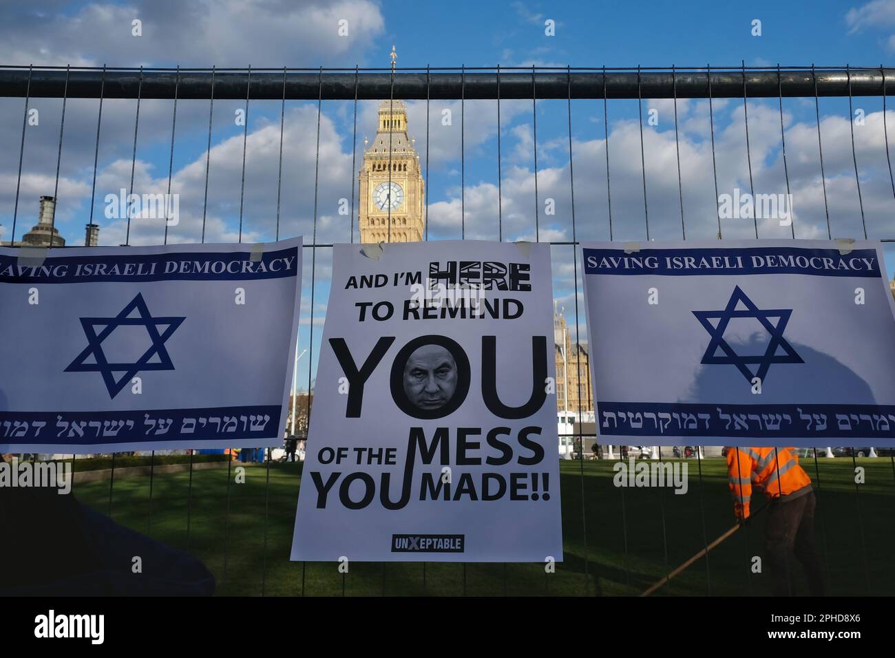 Londres, Royaume-Uni. 27th mars 2023. Les Britanniques et les Israéliens ont manifesté d'urgence en réponse à la démission du ministre de la Défense Yoav Gallant, qui s'est opposé aux plans de réforme judiciaire. Des milliers de personnes sont descendues dans les rues d'Israël après l'annonce de la nouvelle, dont des centaines à Londres dimanche soir. Cette refonte changerait la façon dont les juges sont choisis et donnerait au Parlement israélien (Knesset) le pouvoir de renverser les décisions de la Cour suprême. Crédit : onzième heure Photographie/Alamy Live News Banque D'Images