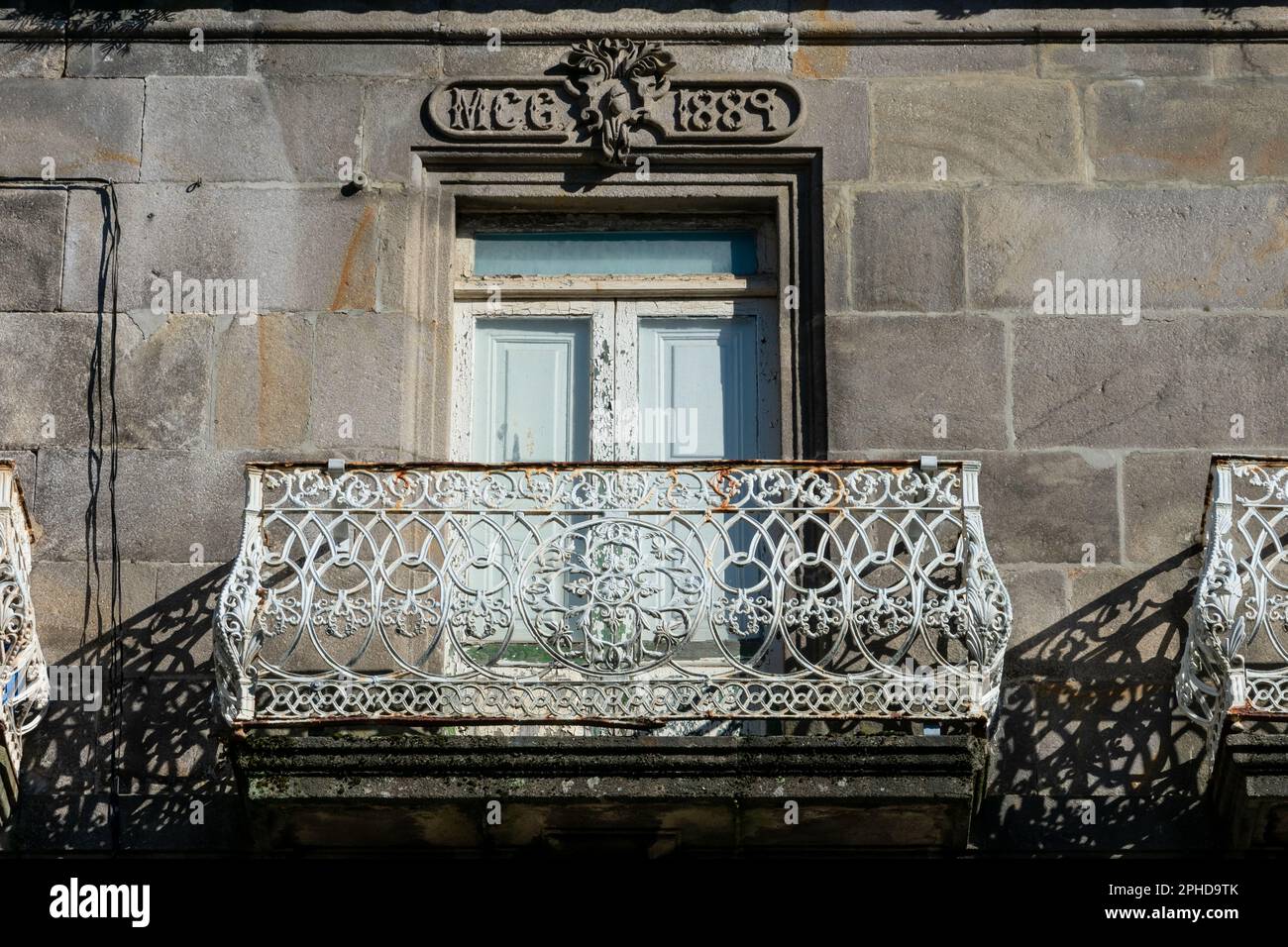 Vigo, Galice. Espagne. 9 février 2023. Balcon de la maison ancienne à partir de l'année 1989 Banque D'Images