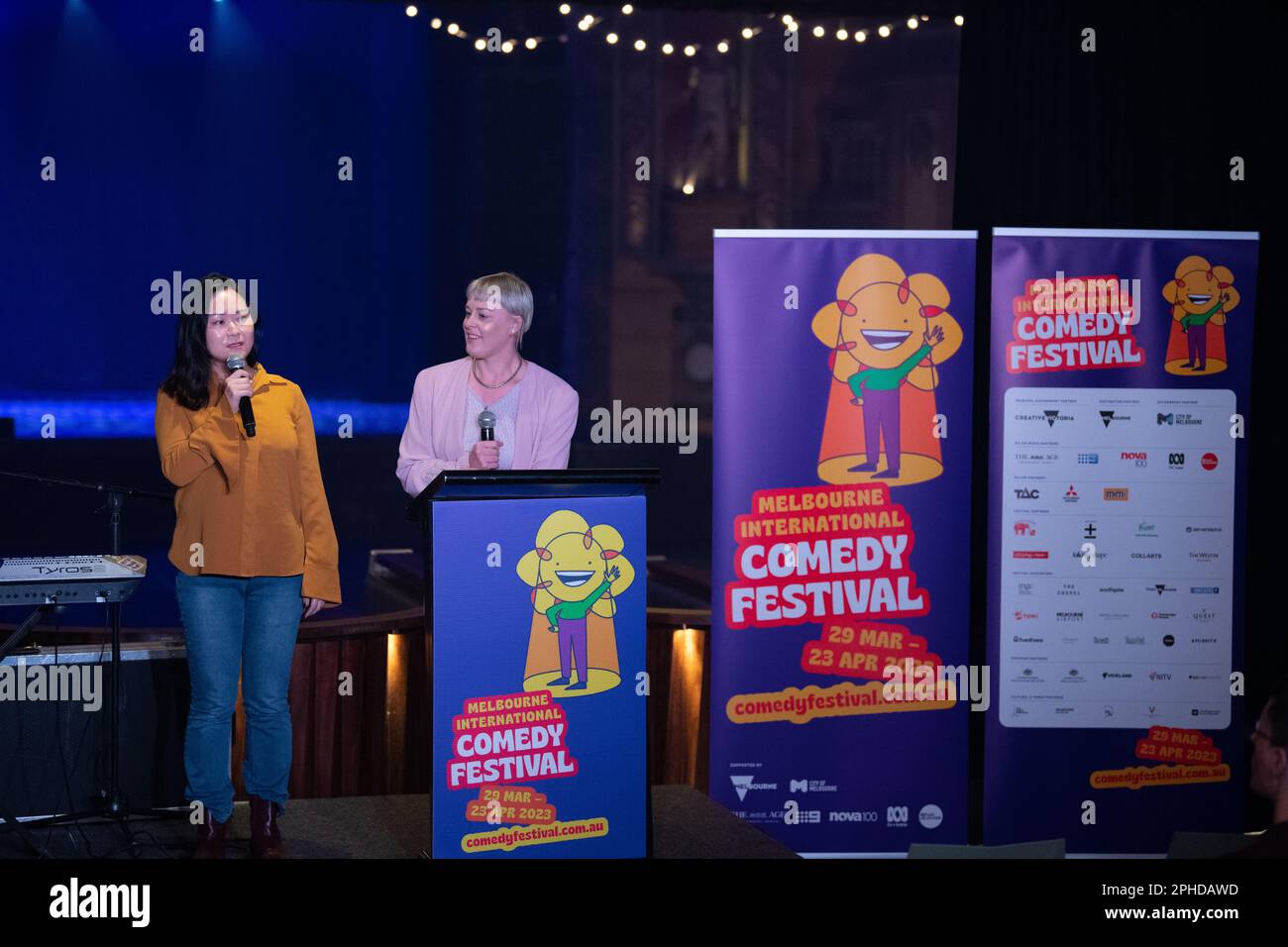 Melbourne, Australie, 28th mars 2023. Les comédiens australiens à venir, He Huang et Alexandra Hudson, divertissent la foule lors du lancement du Melbourne International Comedy Festival, qui s'est tenu au Forum de Melbourne. Credit: Jay Kogler/Alay Live News Banque D'Images