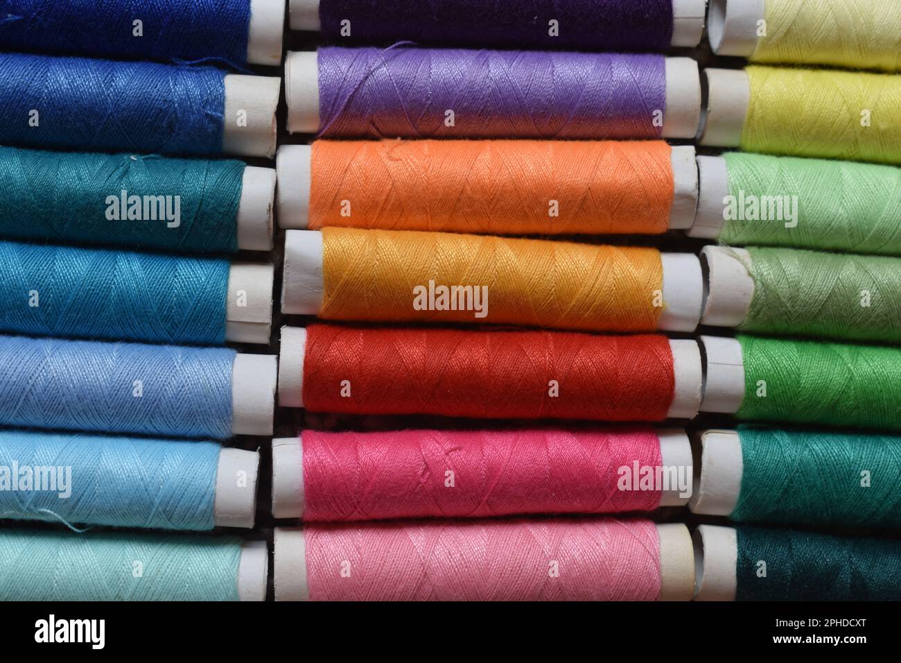 Bobines de fil de couture dans une variété de couleurs vives. Banque D'Images