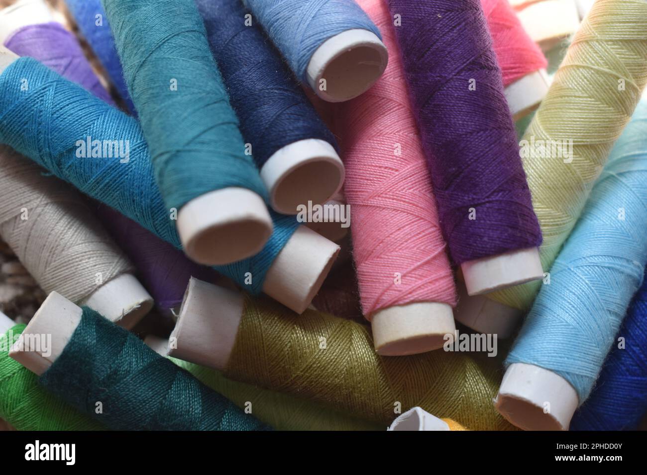 Bobines de fil de couture dans une variété de couleurs vives. Banque D'Images