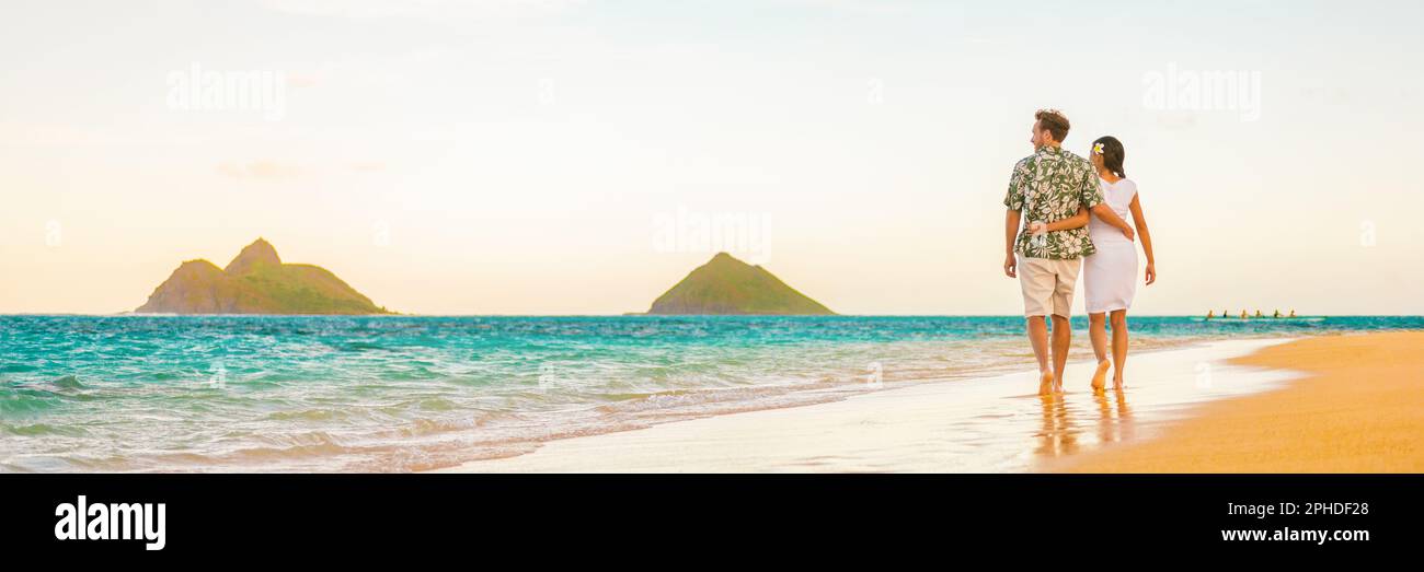 Couple marchant sur la plage coucher de soleil vacances panoramique voyage à hawaï. Femme et homme se détendant pendant des vacances touristiques à Lanikai, Oahu, bannière d'Hawaï Banque D'Images