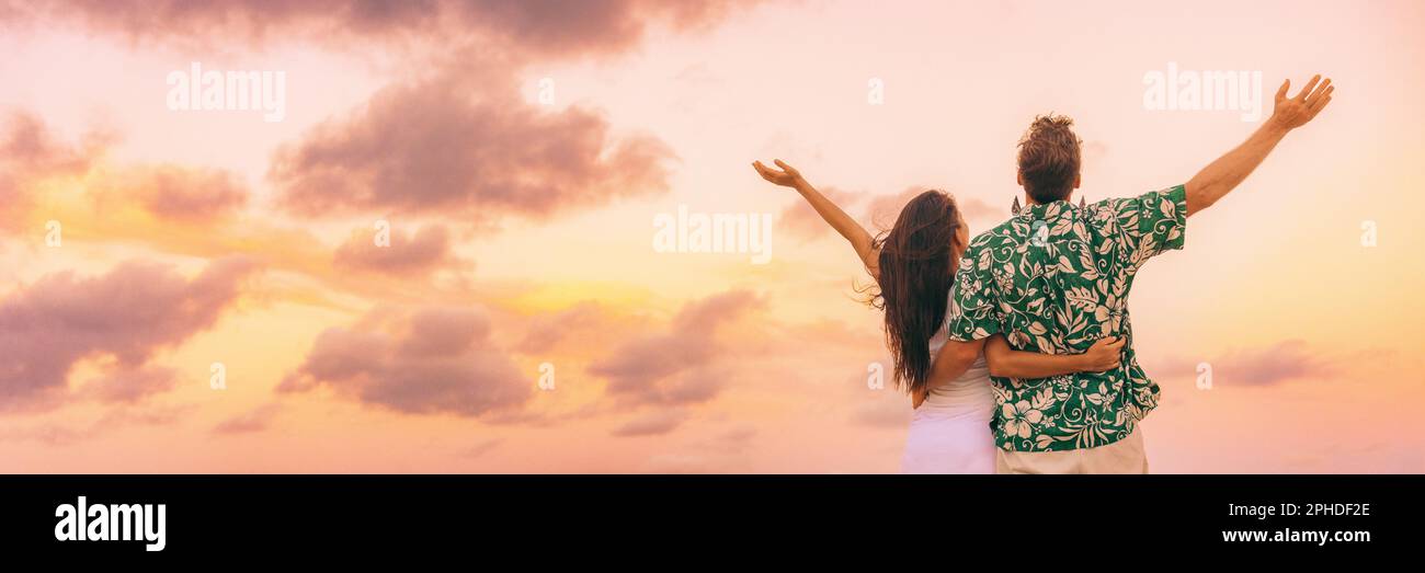 Des gens heureux de derrière avec les bras jusqu'au ciel dans le bonheur et la joie sur les vacances d'été crépuscule arrière-plan coucher de soleil panorama touristes couple appréciant Banque D'Images