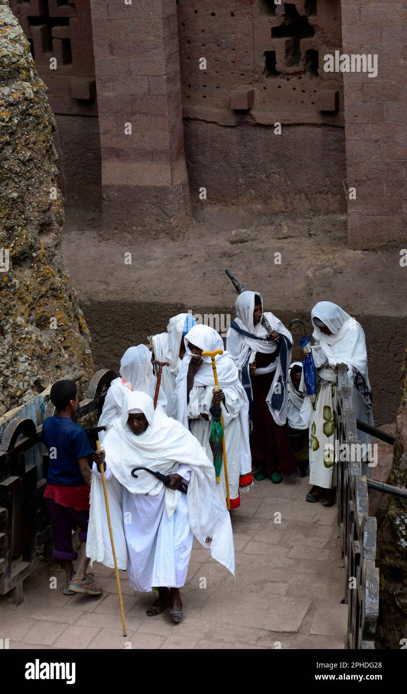 Des pèlerins éthiopiens priant à l'église de Bete Maryam pendant le festival de la semaine de Pâques. Lalibea, Éthiopie. Banque D'Images
