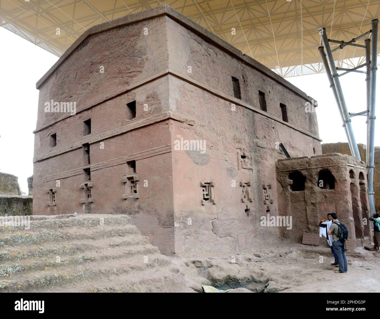Des pèlerins éthiopiens priant à l'église de Bete Maryam pendant le festival de la semaine de Pâques. Lalibea, Éthiopie. Banque D'Images