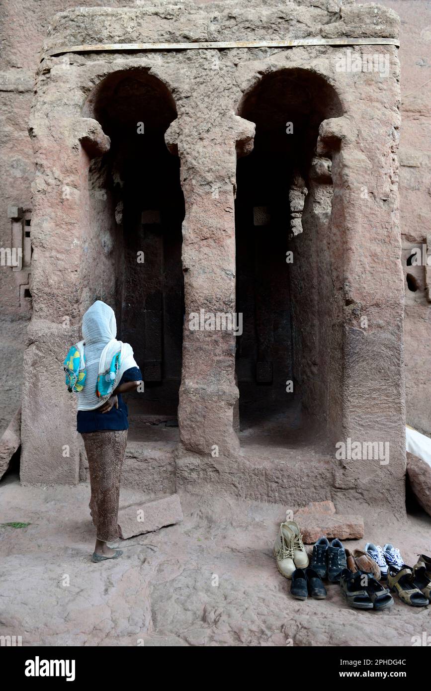 Des pèlerins éthiopiens priant à l'église de Bete Maryam pendant le festival de la semaine de Pâques. Lalibea, Éthiopie. Banque D'Images