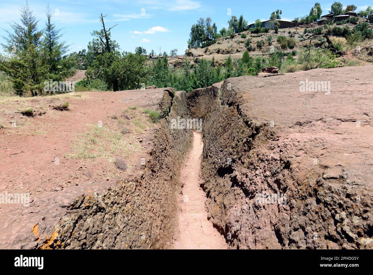 Un petit chemin menant à l'église de Saint-Georges à Lalibela, en Éthiopie. Banque D'Images