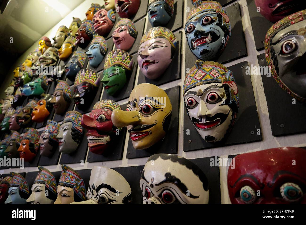 Ensemble Divers Comprenant Masques Africains Décoratifs Dont Notamment Un Masque Styl