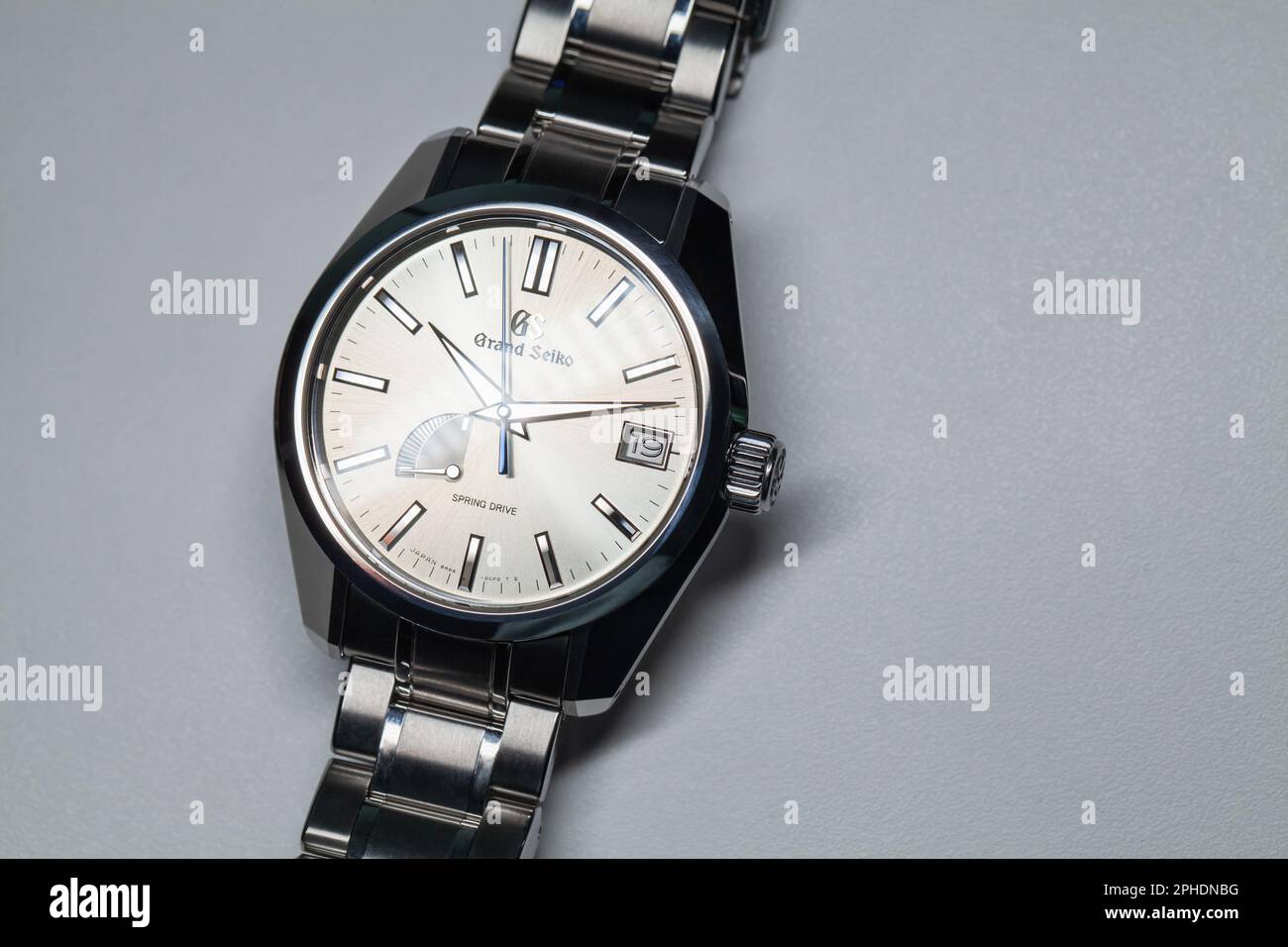 Tokyo, Japon - 19 septembre 2022 : montre-bracelet à gents automatiques sur une table blanche, vue de dessus. Grand Seiko Heritage Collection Spring Drive SBGA373 Banque D'Images
