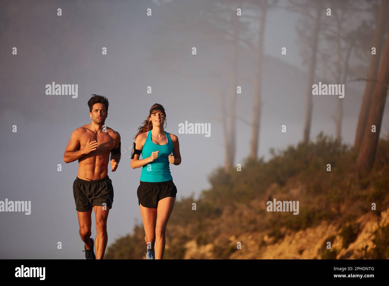 Né pour courir. un jeune couple sportif pour une course le matin. Banque D'Images
