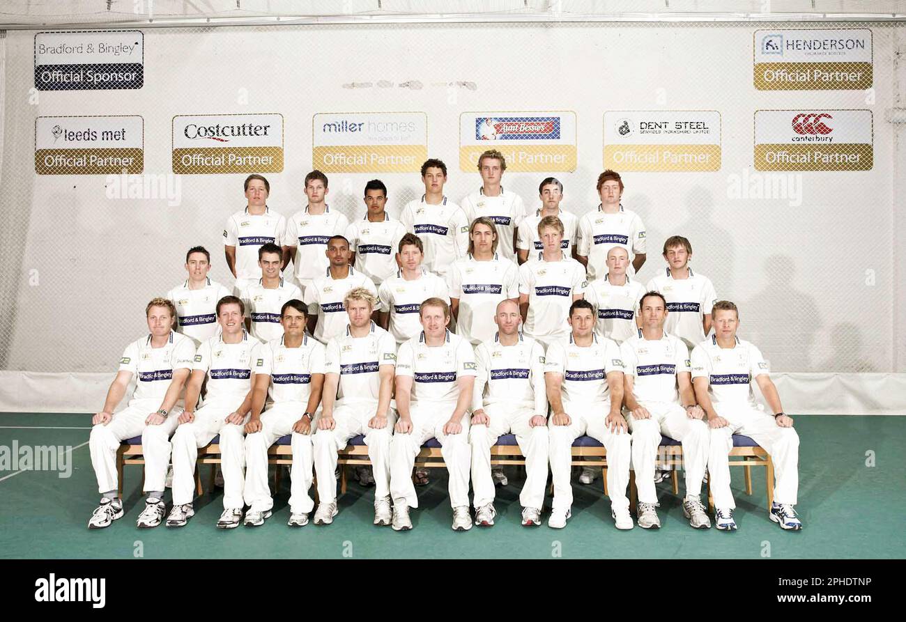 FICHIER PICS. PHOTO PAR VAUGHN RIDLEY/SWPIX.COM - 08/04/09 - Cricket - Yorkshire CCC appel photo - Headingley, Leeds, Angleterre - Yorkshire CCC 2009 photo Squad - Front Row L-R - Andrew Gale, Joe Sayers, Jacques Rudolph, Matthew Hoggard, Anthony McGrath, Craig White, Tim Bresnan, Deon Kruis, Gerard Brophy. Middle Row G-D - Simon Guy, David Wainwright, Ajmal Shahzad, Richard Pyrah, Chris Taylor, Steve Patterson, Adam Lyth, Ian Hodgson. Rangée arrière G-D - Gary Ballance, James Lee, Azeem Rafiq, James Finch, Oliver Hannon-Dalby, Ben Sanderson, Jonathan Bairstow. Banque D'Images