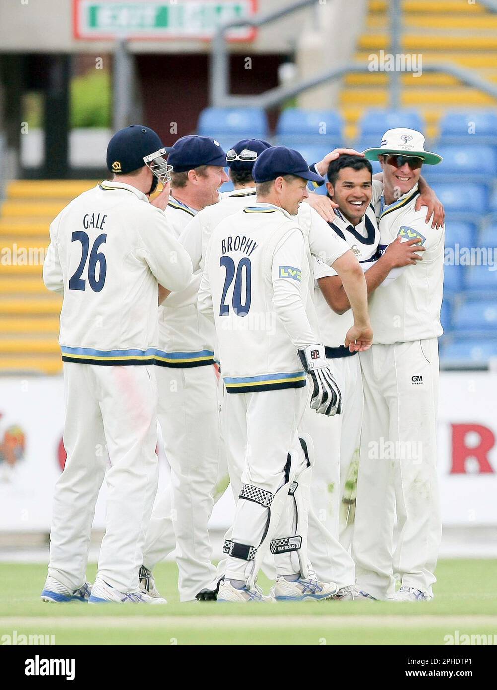 FICHIER PICS. PHOTO DE VAUGHN RIDLEY/SWPIX.COM - 08/06/09 - Cricket - LV County Championship - Yorkshire v Sussex, troisième jour - Headingley, Leeds, Angleterre - Azeem Rafiq du Yorkshire célèbre sa première, première classe de la cricket de Robin Martin-Jenkins de Sussex lors de ses débuts avec Michael Vaughan (R) et ses coéquipiers Andrew Gale. Banque D'Images