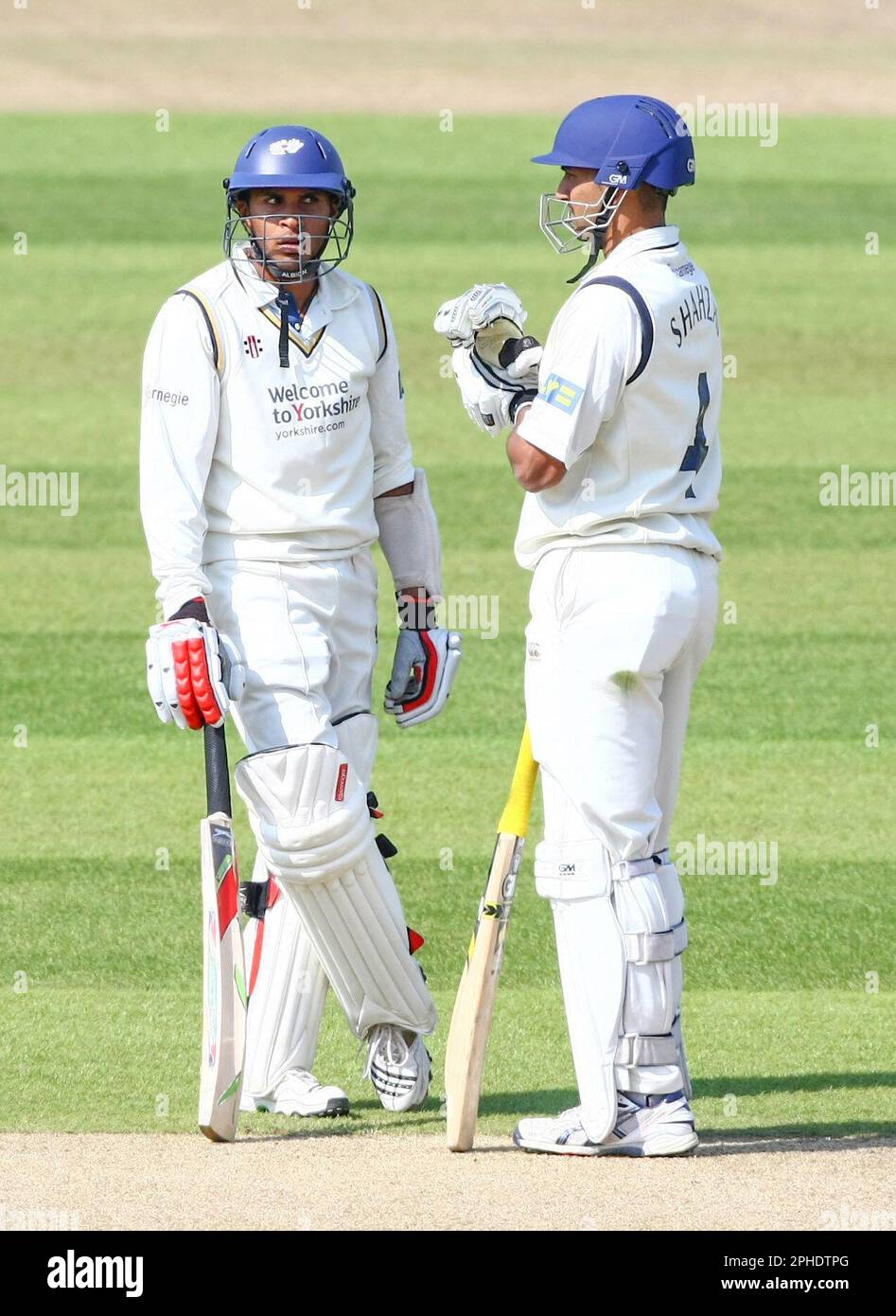 FICHIER PICS. PHOTO DE VAUGHN RIDLEY/SWPIX.COM - 17/04/10 - Cricket - County Championship - Yorkshire v Somerset, jour 3 - Headingley, Leeds, Angleterre -Ajmal Shahzad et Adil Rashid du Yorkshire discutent pendant une pause dans le jeu. Banque D'Images