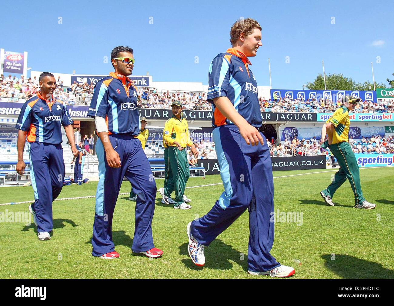 FICHIER PICS. PHOTO DE VAUGHN RIDLEY/SWPIX.COM - 03/07/11 - Cricket - T20 - Yorkshire v Notinghamshire - Headingley, Leeds, Angleterre - Ajmal Shahzad du Yorkshire, Azeem Rafiq & Gary Ballance se disputent le terrain de jeu contre les Outlaws du Notinghamshire. Banque D'Images