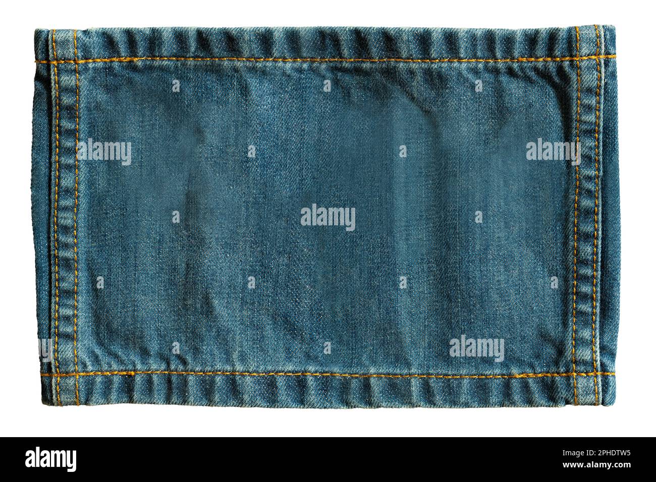 Un morceau de tissu denim rectangulaire avec couture sur fond blanc avec passe-cheveux Banque D'Images