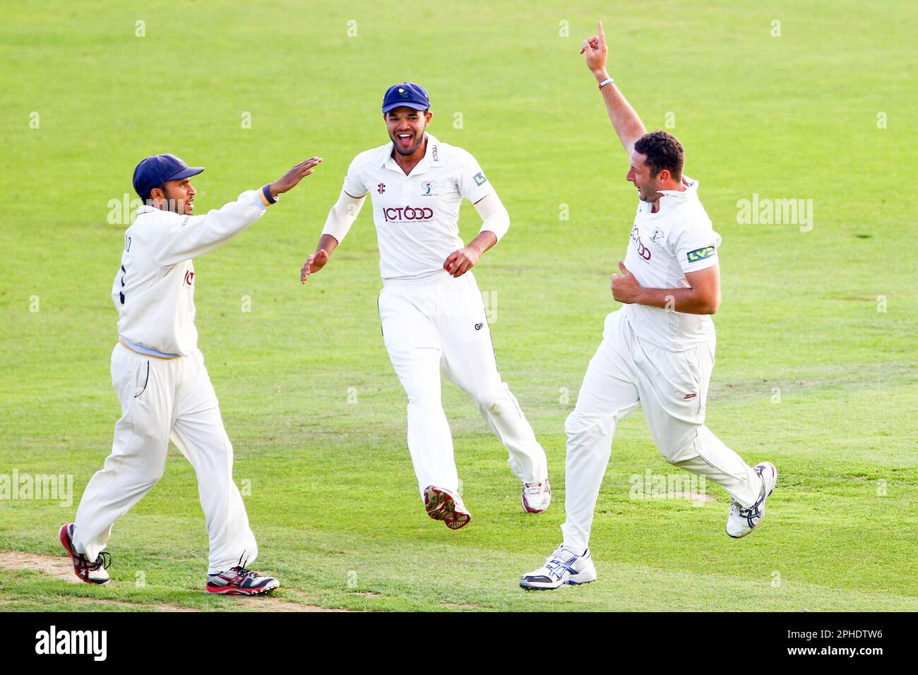 FICHIER PICS. PHOTO PAR ALEX WHITEHEAD/SWPIX.COM - 16/08/12 - Cricket - County Championship Div Two - Yorkshire v Derbyshire, jour 2 - Headingley, Leeds, Angleterre - Tim Bresnan (R) du Yorkshire célèbre la cricket de Wayne Madsen du Derbyshire avec Adil Rashid (L) et Azeem Rafiq (centre). Banque D'Images