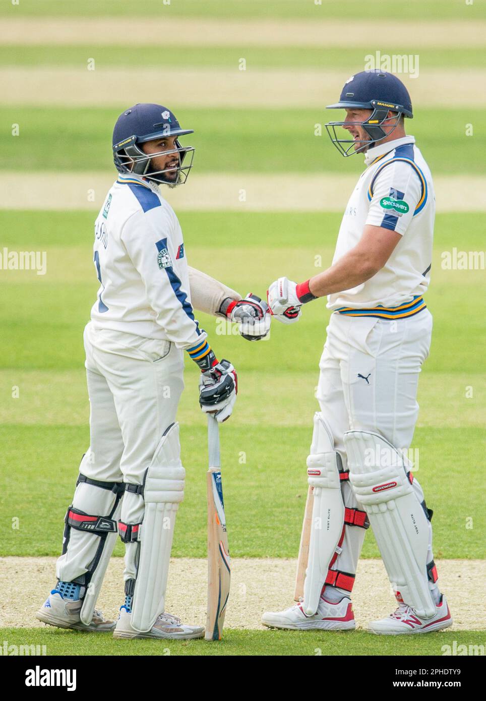 FICHIER PICS. Photo d'Allan McKenzie/SWpix.com - 29/05/2016 - Cricket - Specsavers County Championship Div One - Yorkshire County Cricket Club / Lancashire County Cricket Club - Headingley Cricket Ground, Leeds, Angleterre - Tim Bresnan et Adil Rashid se félicitent mutuellement pour leur partenariat. Banque D'Images