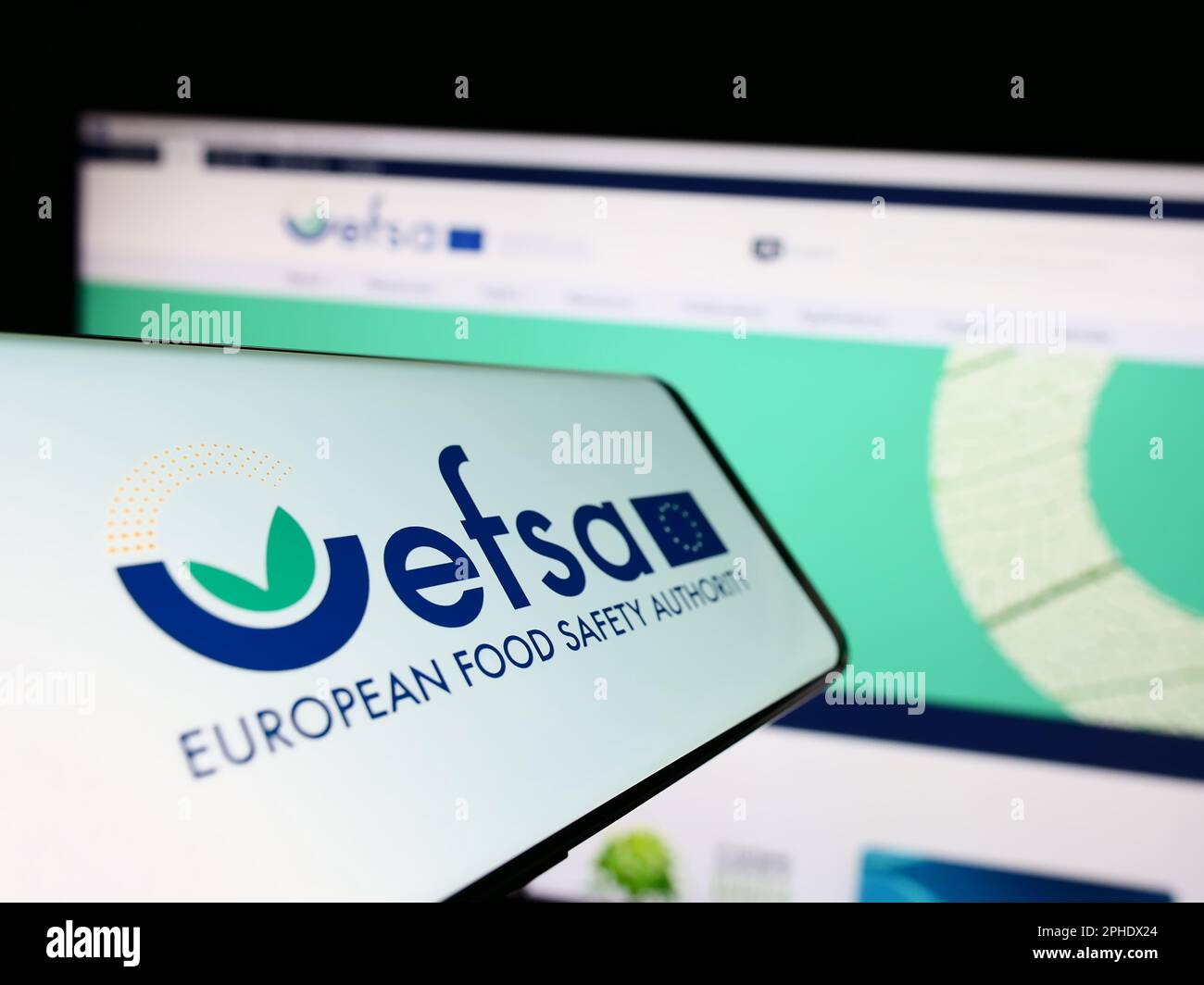 Smartphone avec logo de l'Autorité européenne de sécurité des aliments (EFSA) de l'agence européenne sur écran devant le site Web. Mise au point au centre-gauche de l'écran du téléphone. Banque D'Images