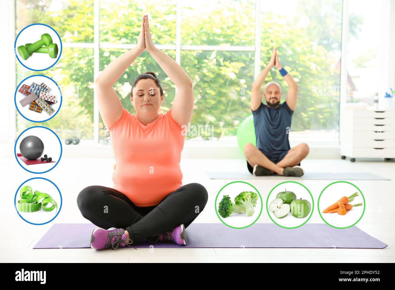 Concept de perte de poids. Homme et femme en surpoids pratiquant le yoga dans la salle de gym Banque D'Images