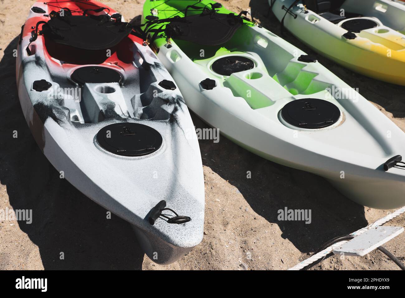 Nombreux kayaks colorés sur le sable, vue rapprochée Banque D'Images Nombreux kayaks colorés sur le sable, vue rapprochée Banque D'Images