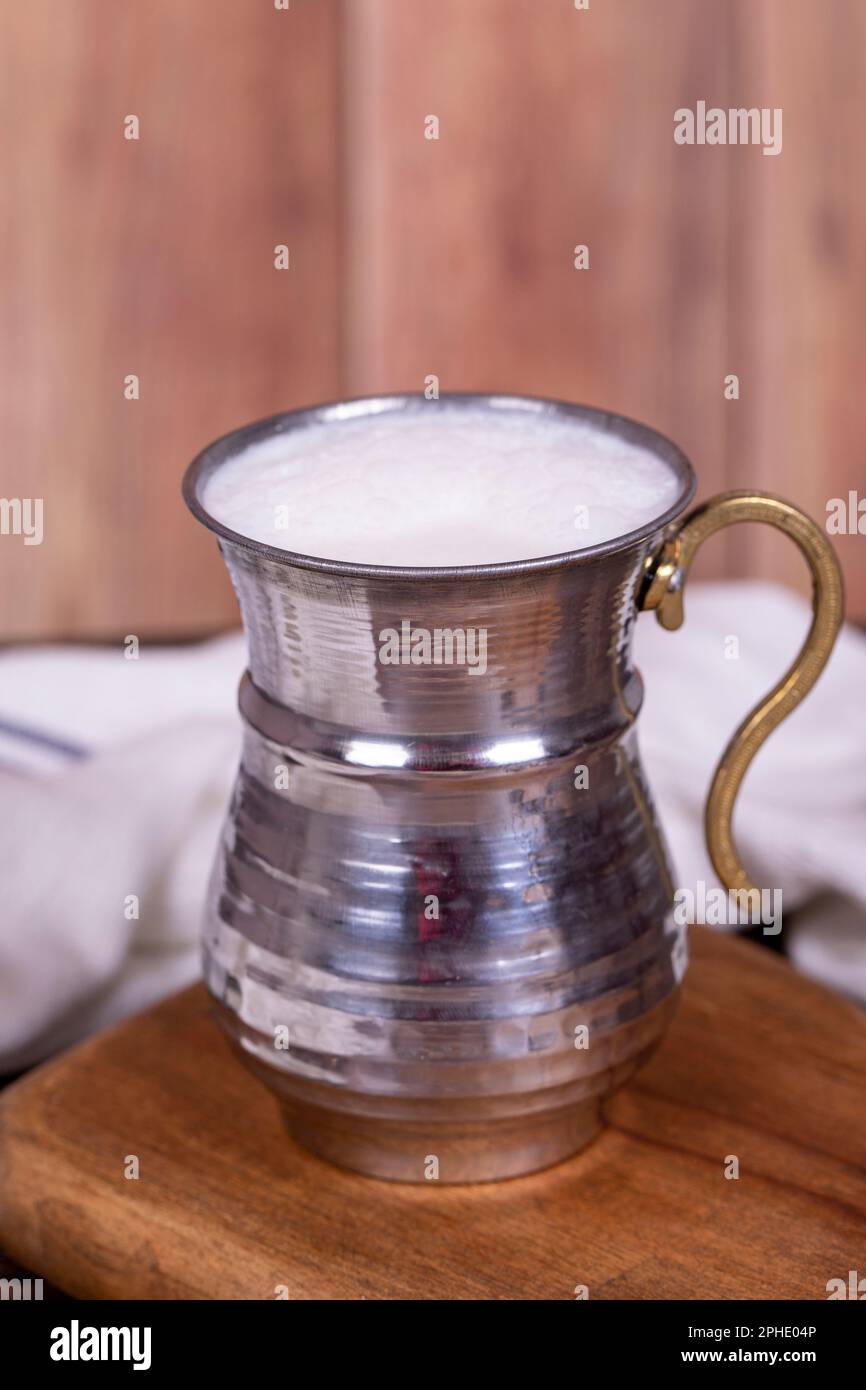 Babeurre. Babeurre mousseux dans un verre de fer. Boisson préparée avec du yaourt et de l'eau. Spécialités turques traditionnelles. nom local ayran Banque D'Images