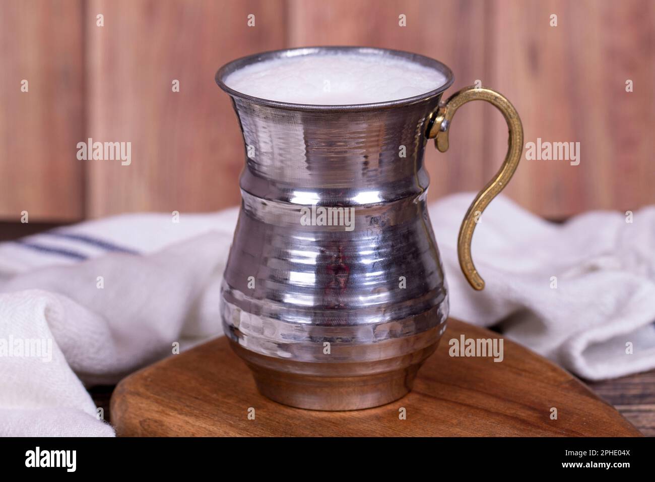 Babeurre. Babeurre mousseux dans un verre de fer. Boisson préparée avec du yaourt et de l'eau. Spécialités turques traditionnelles. nom local ayran Banque D'Images