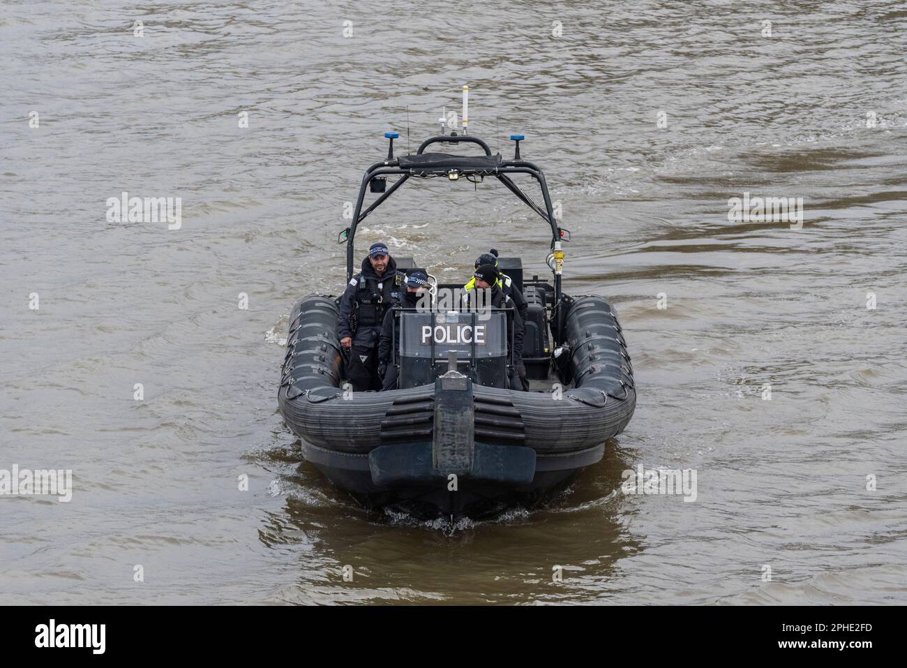 Bateau DE police CÔTELÉ sur la Tamise, Londres, Royaume-Uni. Patrouille de sécurité pendant la course nautique universitaire 2023. Bateau Delta 1000TX de l'unité de police maritime (UMP) Banque D'Images