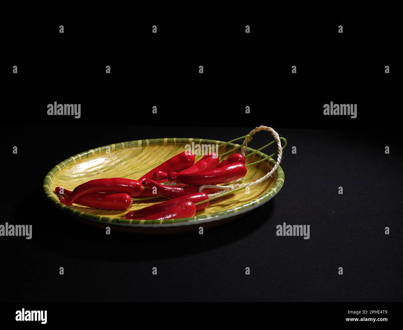 Donnez une touche d'éclat à votre vie avec la chaleur intense et la saveur audacieuse du piment, l'ingrédient idéal pour donner un coup de pied supplémentaire à vos plats Banque D'Images Donnez une touche d'éclat à votre vie avec la chaleur intense et la saveur audacieuse du piment, l'ingrédient idéal pour donner un coup de pied supplémentaire à vos plats Banque D'Images