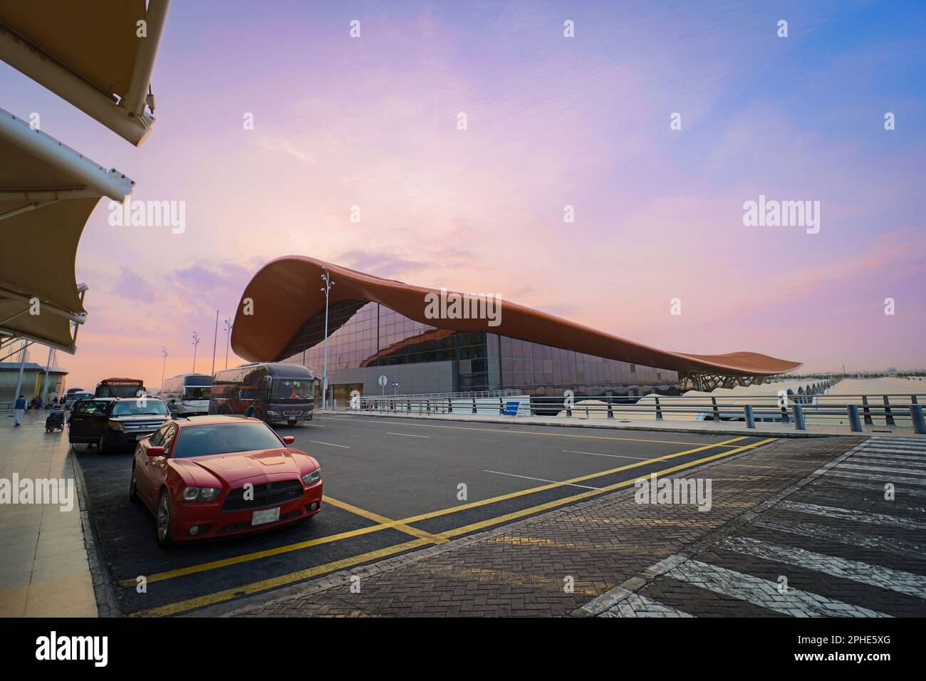 Djeddah , Arabie Saoudite - Mar 11 2023 : passagers voyageant à travers l'aéroport international King Abdulaziz - concept de vol et de réservation Banque D'Images
