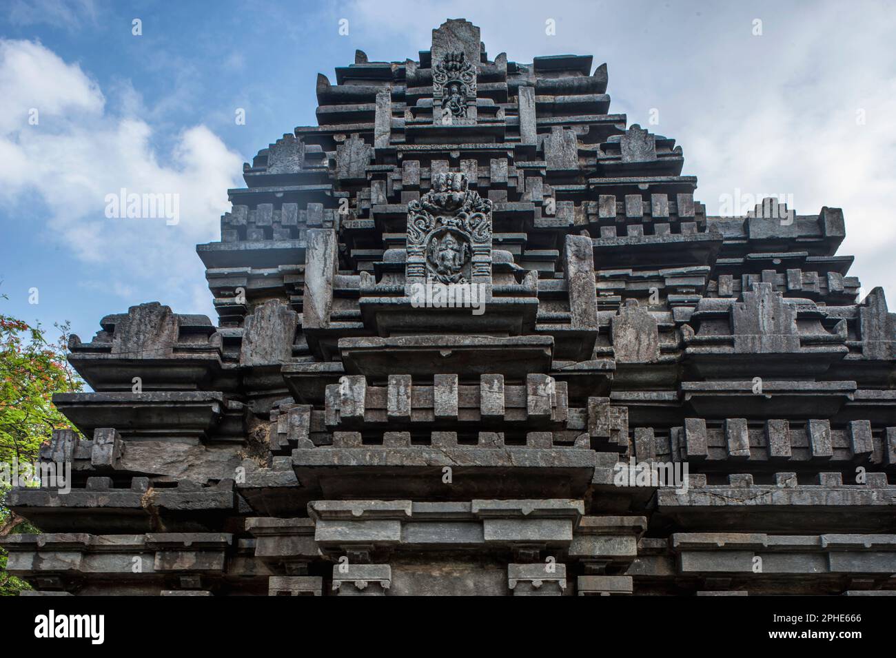 0 Jun2009 Pierre Deasigen sur le temple Shri Mahadev, Tambdi Surla, est un temple de 12th siècle de style Kadamba Shaivite de la période de Kadamba GOA Inde Banque D'Images