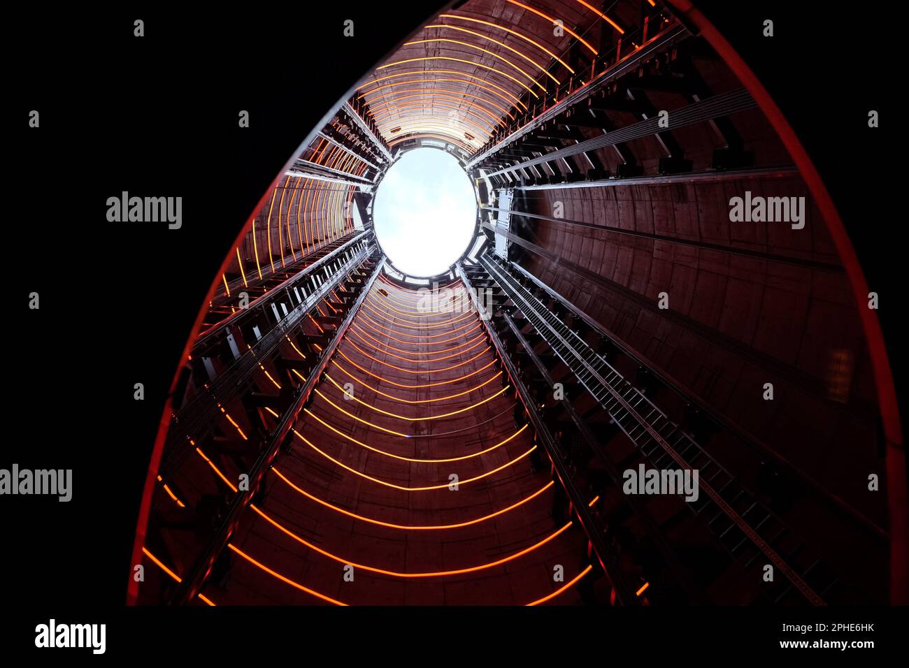 En regardant directement l'intérieur de l'une des quatre cheminées emblématiques de Battersea Power Station, celle-ci a été repensée pour son attraction Lift 109. Banque D'Images