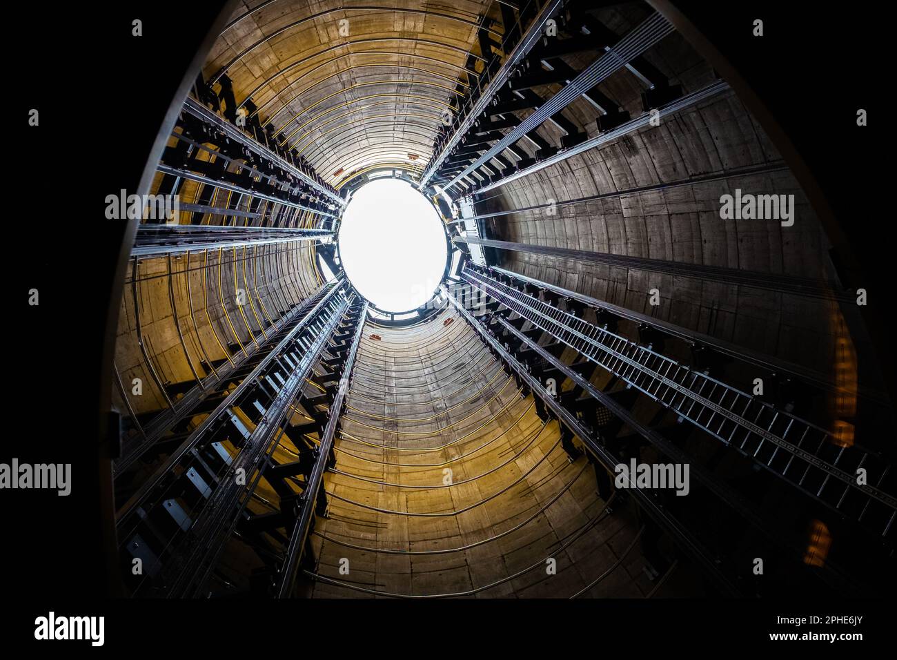 En regardant directement l'intérieur de l'une des quatre cheminées emblématiques de Battersea Power Station, celle-ci a été repensée pour son attraction Lift 109. Banque D'Images