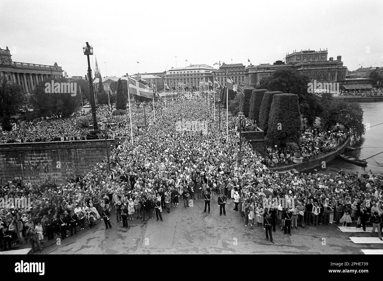 Mariage de Carl XVI Gustaf et Silvia Sommerlath. Carl XVI Gustaf, roi de Suède. Né le 30 avril 1946. Le mariage du 19 juin 1976 à Stockholm. Photo des corneilles qui ont été rassemblées en milliers pour assister au mariage royal et pour en voir un aperçu pendant qu'ils défilent dans les rues de Stockholm. Banque D'Images
