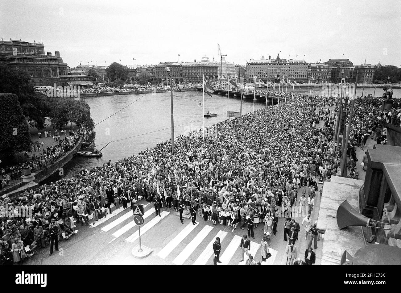 Mariage de Carl XVI Gustaf et Silvia Sommerlath. Carl XVI Gustaf, roi de Suède. Né le 30 avril 1946. Le mariage du 19 juin 1976 à Stockholm. Photo des corneilles qui ont été rassemblées en milliers pour assister au mariage royal et pour en voir un aperçu pendant qu'ils défilent dans les rues de Stockholm. Banque D'Images