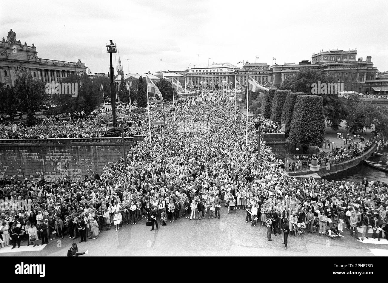 Mariage de Carl XVI Gustaf et Silvia Sommerlath. Carl XVI Gustaf, roi de Suède. Né le 30 avril 1946. Le mariage du 19 juin 1976 à Stockholm. Photo des corneilles qui ont été rassemblées en milliers pour assister au mariage royal et pour en voir un aperçu pendant qu'ils défilent dans les rues de Stockholm. Banque D'Images