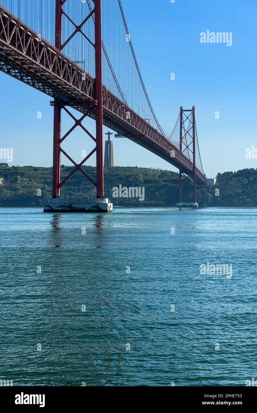 Le pont suspendu Ponte 25 de Abril relie Lisbonne à Almada au-dessus du Tage. La plate-forme supérieure est destinée à la circulation routière, la plate-forme inférieure pour les trains. Banque D'Images