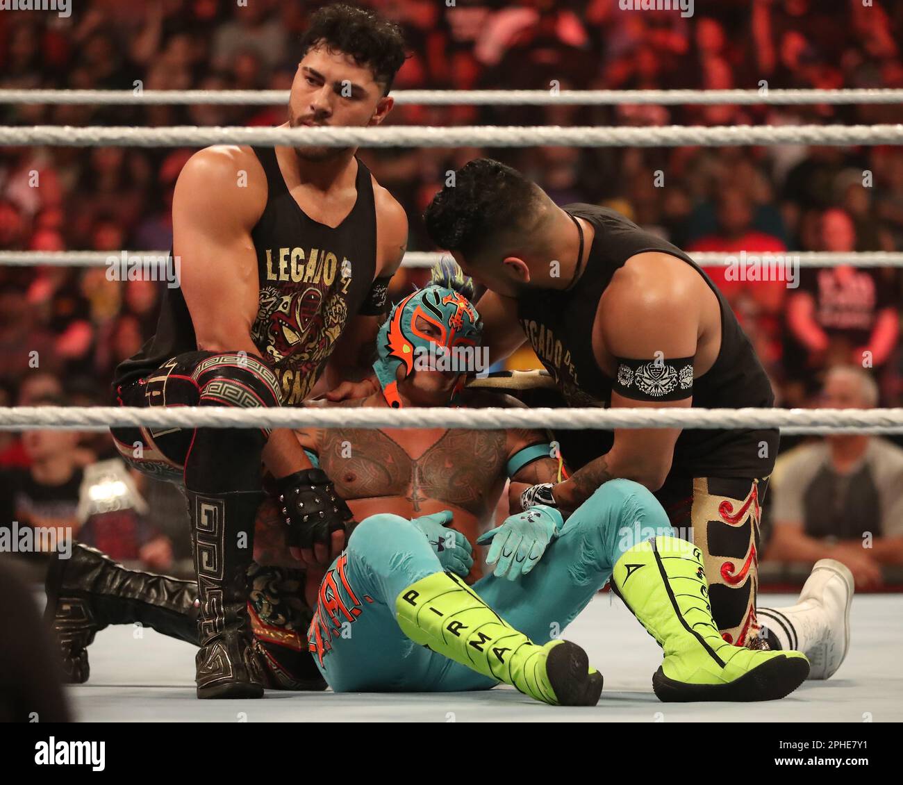 Phoenix, Arizona, États-Unis. 27th mars 2023. PHOENIX, ARIZONA - MARS 27: Rey Mysterio et Legado del Fantasma dans le ring pour WWE WrestleMania RAW au centre d'empreinte sur 27 mars 2023 à Phoenix, Arizona, États-Unis. (Credit image: © Alejandro Salazar/PX Imagens via ZUMA Press Wire) USAGE ÉDITORIAL SEULEMENT! Non destiné À un usage commercial ! Crédit : ZUMA Press, Inc./Alay Live News Banque D'Images