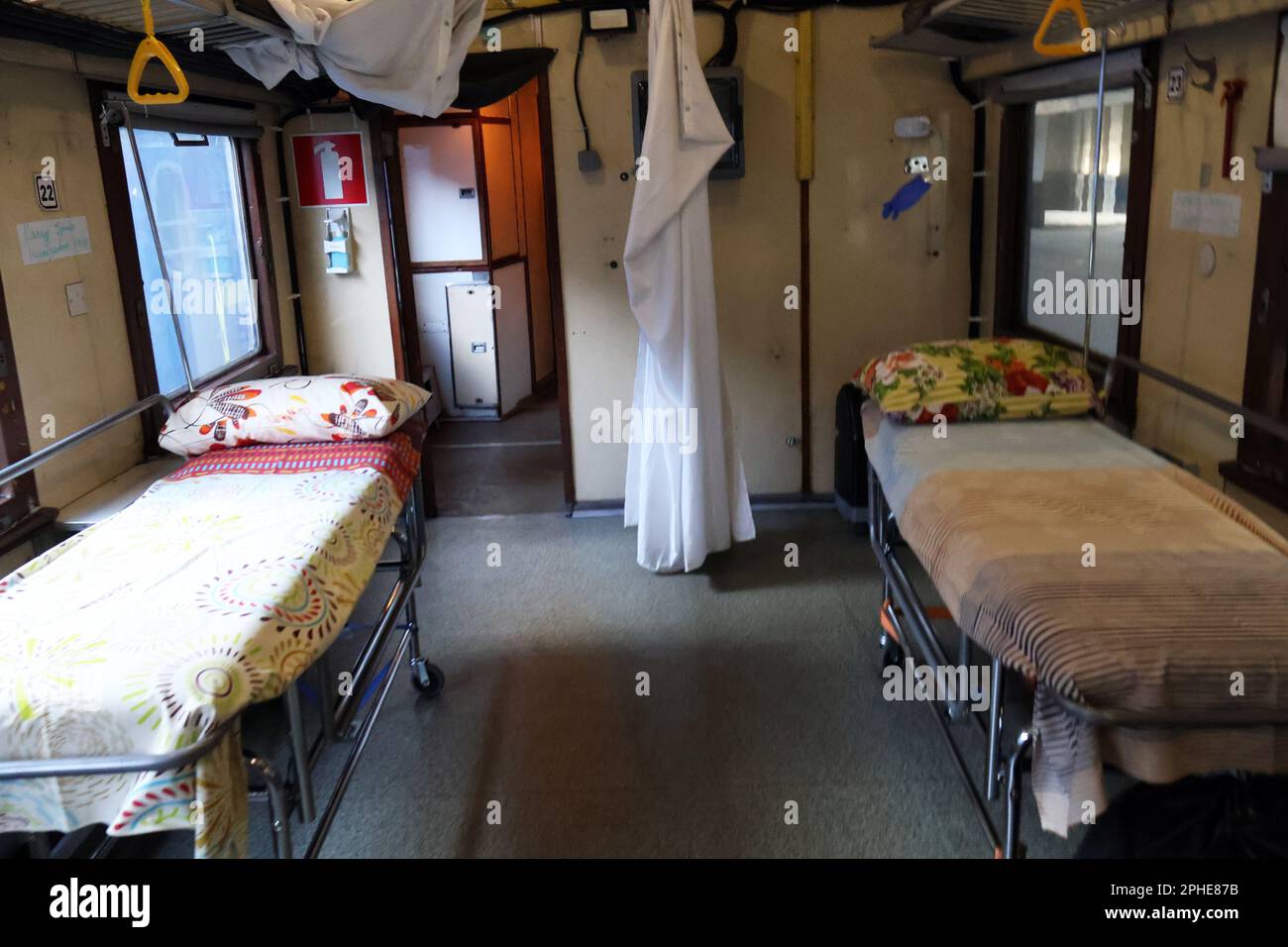 KIEV, UKRAINE - 27 MARS 2023 - l'intérieur d'une voiture qui fait partie d'un train hospitalier utilisé pour l'évacuation des civils blessés Banque D'Images