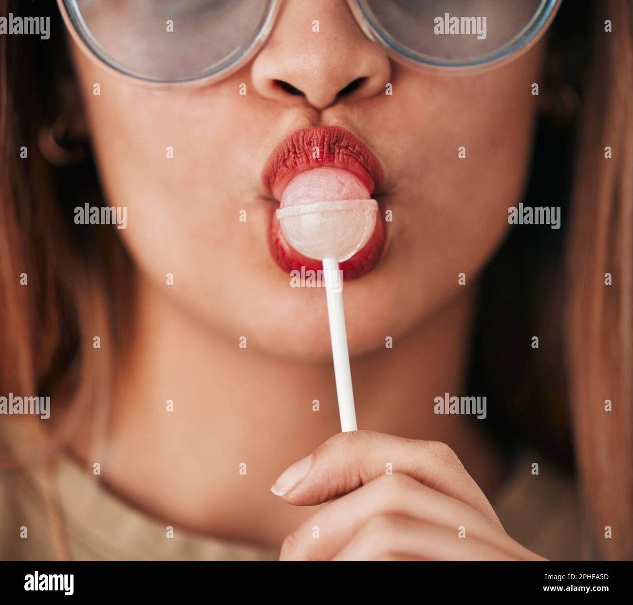 Lollipop, femme et lèvres avec rouge à lèvres, cosmétiques et style de gen z manger un sucreries. Bouche, jeune et nourriture avec maquillage esthétique et un Banque D'Images