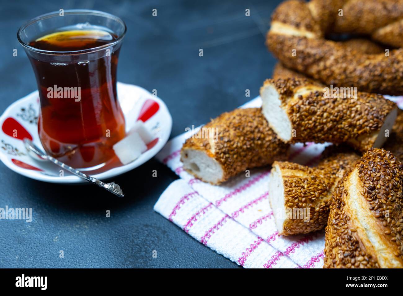 Thé turc et bagel, bagel est une boulangerie traditionnelle turque. Banque D'Images