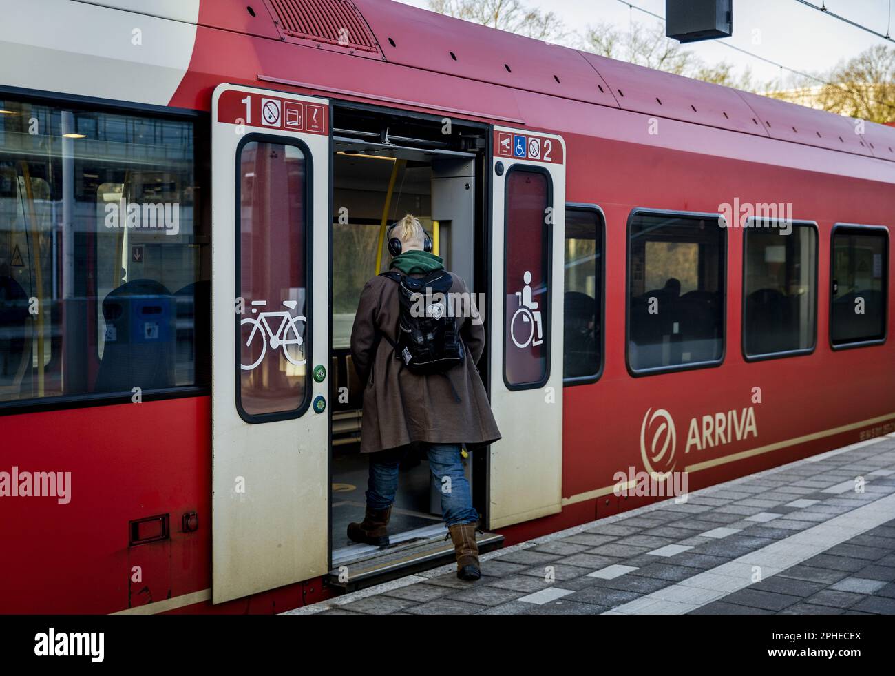 ARNHEM - Un voyageur monte à bord d'un train Arriva en route d'Arnhem à Tiel. Le transporteur ferroviaire Arriva tente d'obtenir un meilleur accès au réseau ferroviaire principal par le tribunal, où la NS gouverne encore. ANP SEM VAN DER WAL pays-bas sortie - belgique sortie Banque D'Images