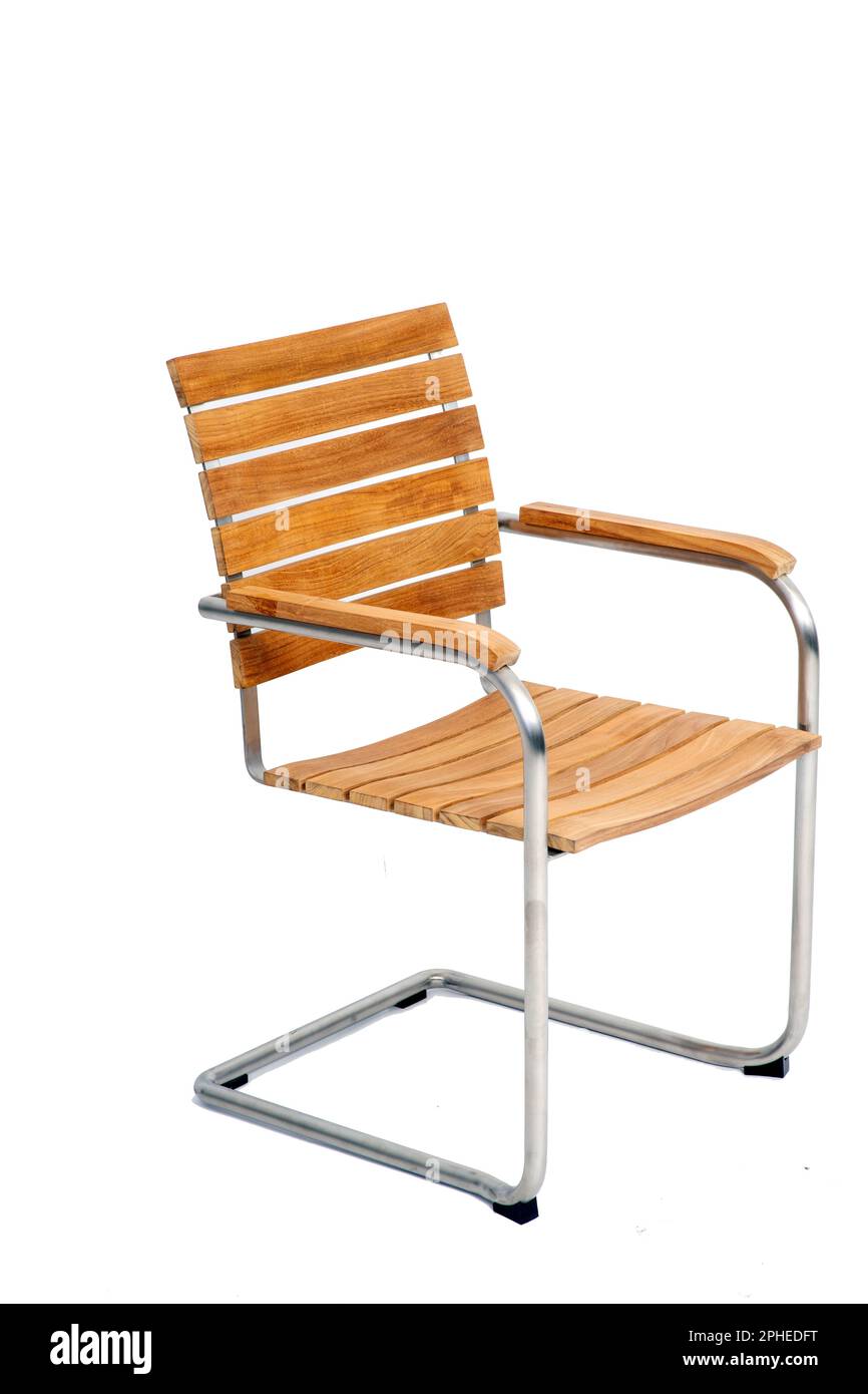 Une chaise en porte-à-faux en planches de bois avec support de tuyau métallique isolé sur fond blanc. Banque D'Images