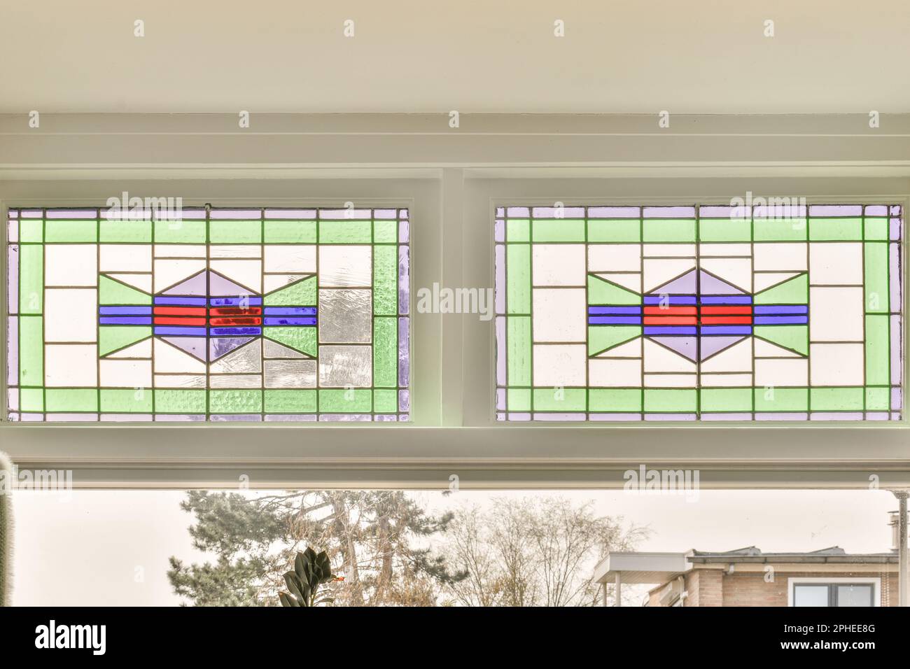 Vitraux décorés de formes géométriques en arrière-plan de la rue pendant la journée Banque D'Images