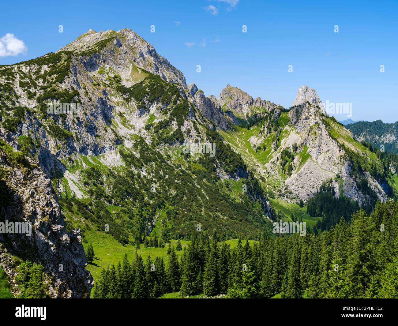 Vue vers Mt. Hochplatte et Mt. Geiselstein. Parc naturel des Alpes d'Ammergau (Ammergauer Alpen) dans les Alpes calcaires du nord de la haute-Bavière. Europe Banque D'Images